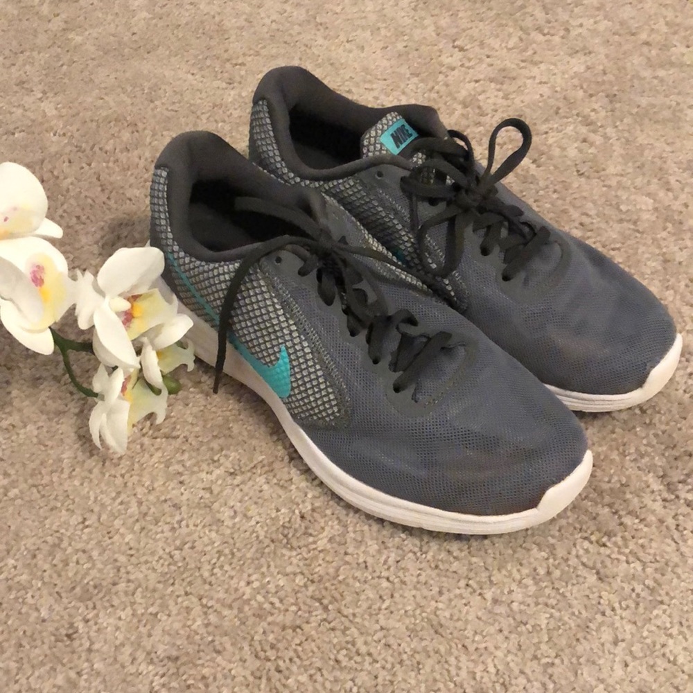 Nike revolution 3